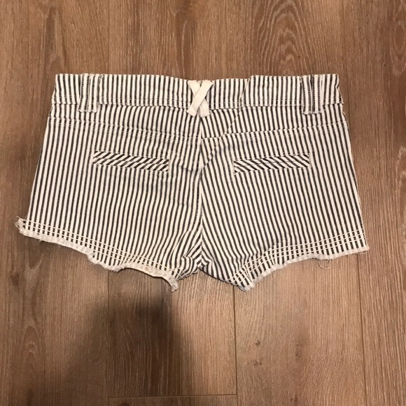 Seer sucker shorts - Picture 2 of 2